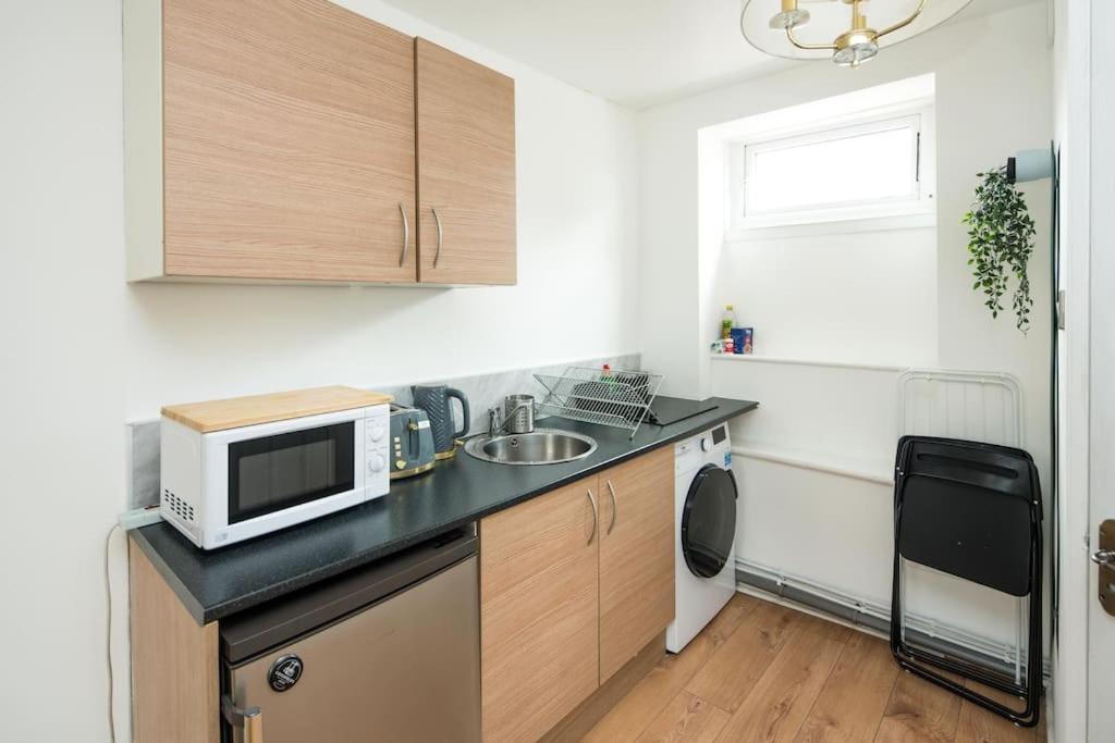 Spacious Studio for up to 4! Sofa bed