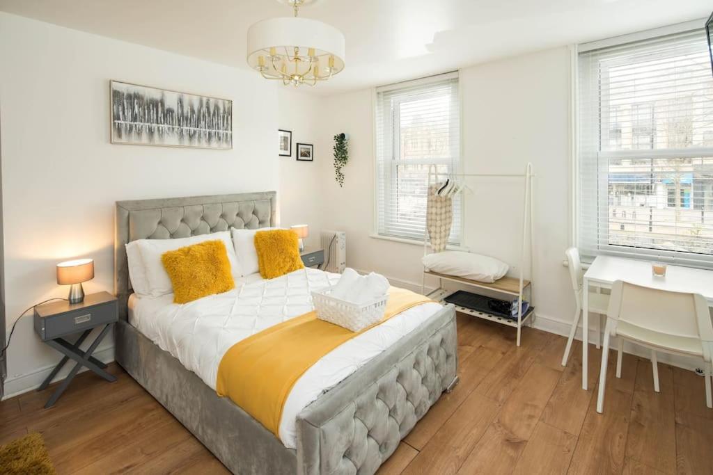 Spacious Studio for up to 4! Sofa bed