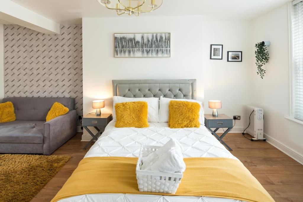 Spacious Studio for up to 4! Sofa bed