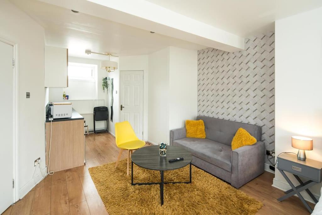 Spacious Studio for up to 4! Sofa bed