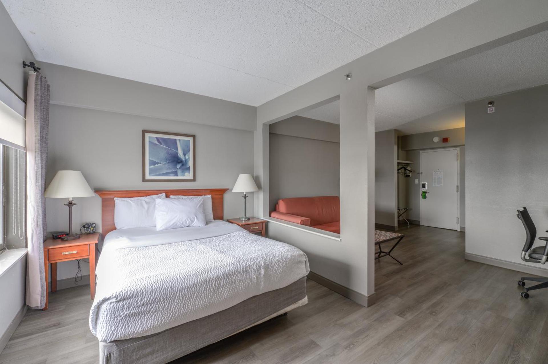 Deluxe Queen Room - Non-Smoking