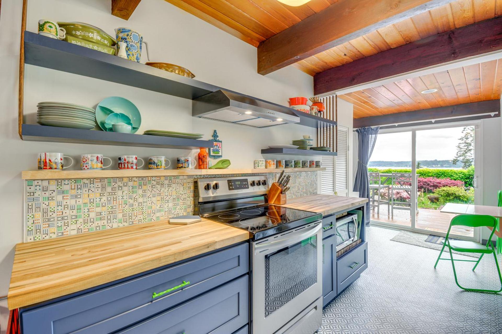 Coastal Cabin with Puget Sound and Rainier Views!