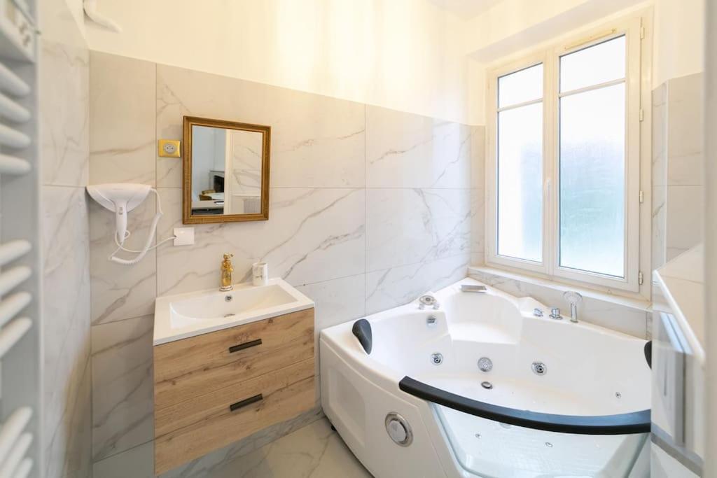 Imperial House 1850 Balnéo - Parking