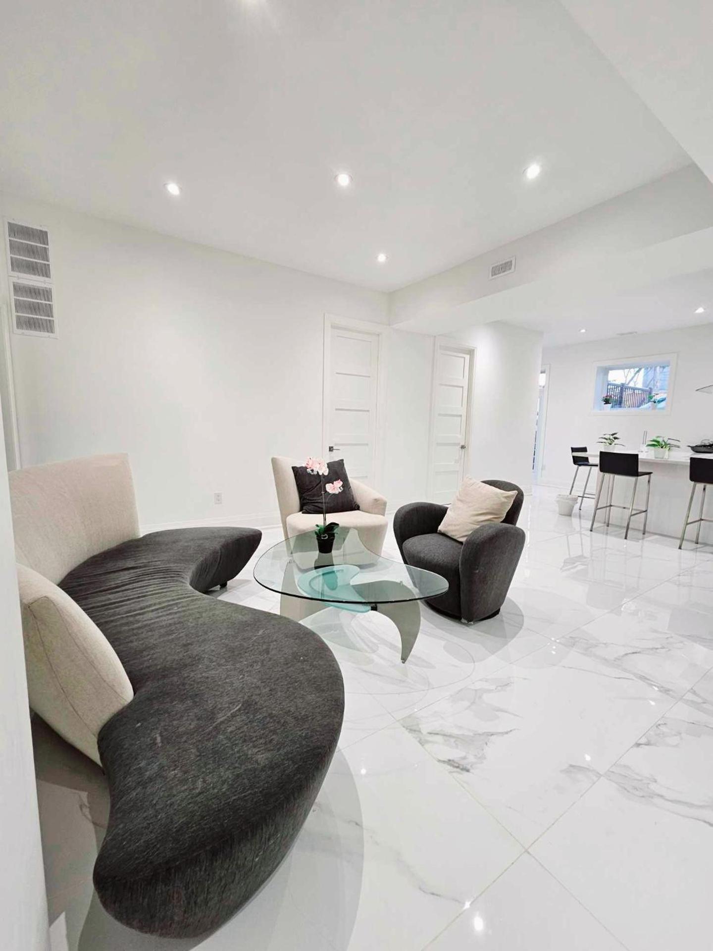 Comfortable Room in Toronto next to Yorkdale mall