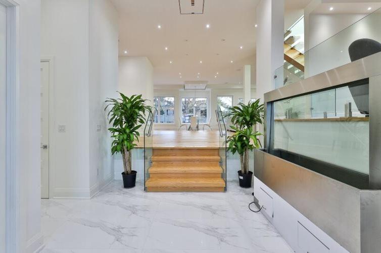 Comfortable Room in Toronto next to Yorkdale mall