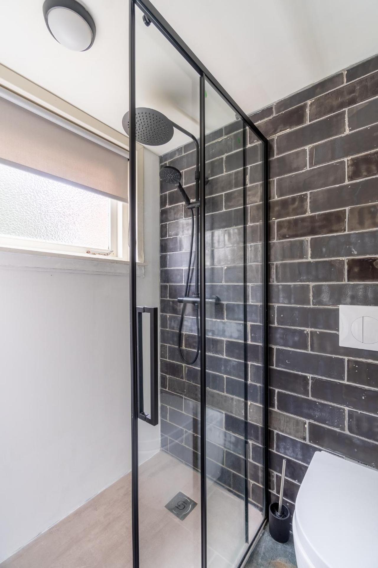 Stijlvol & lief onthaast-huisje met piano, tv en wifi