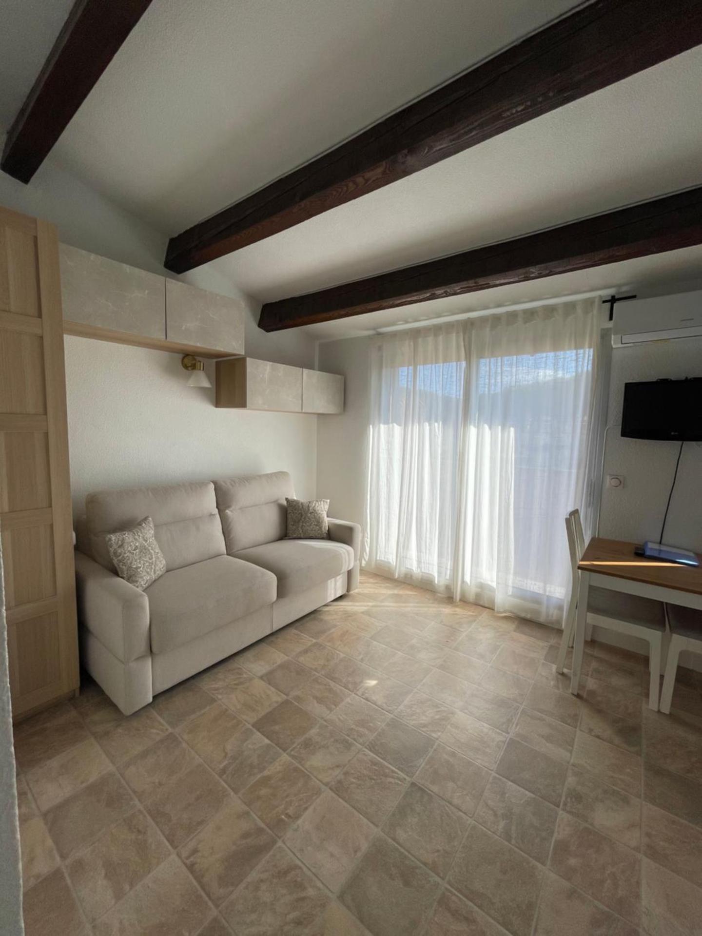 Appartement Pinède Piscine Clim proche Plage village naturiste