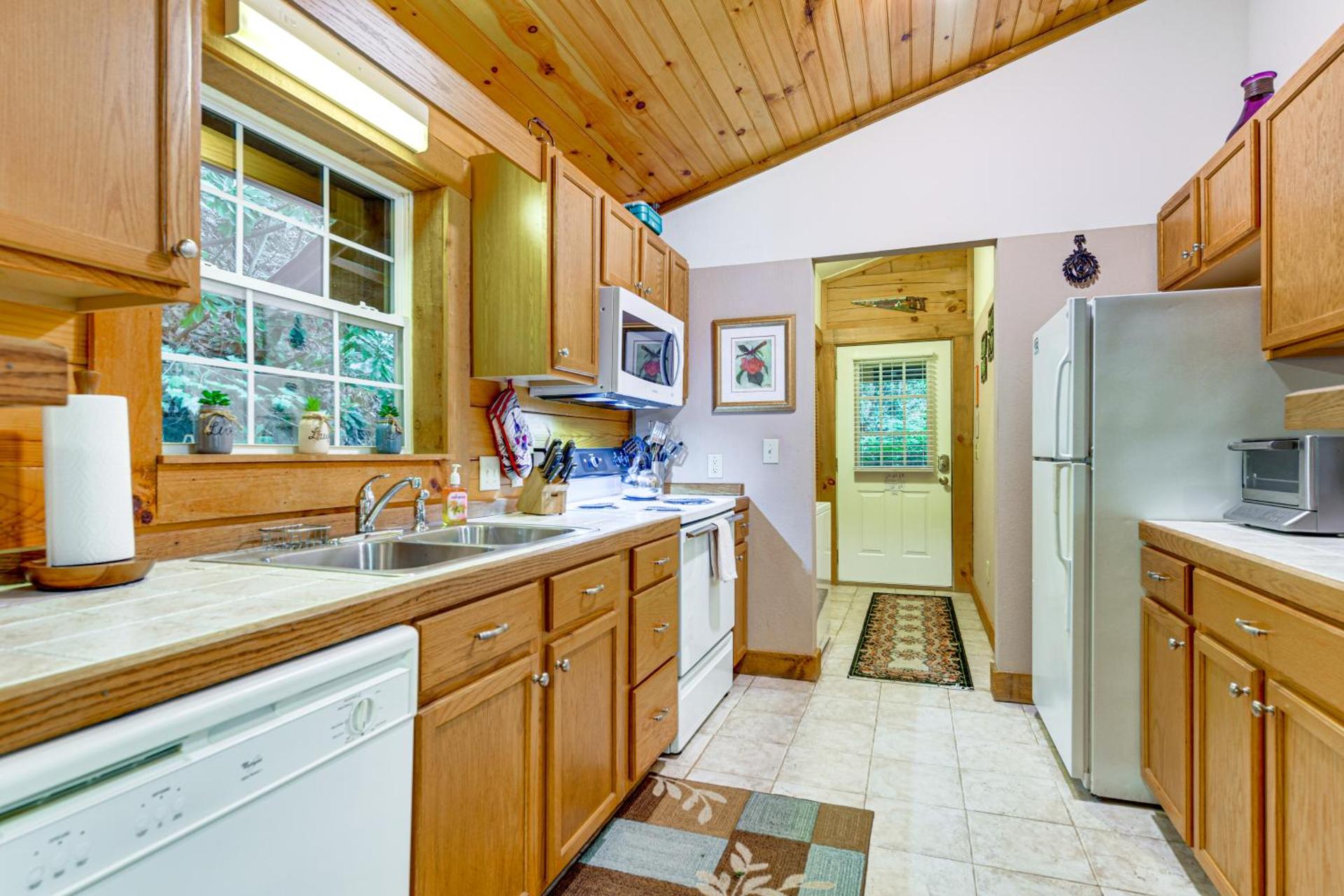 Serene Maggie Valley Retreat with Deck and Hot Tub!