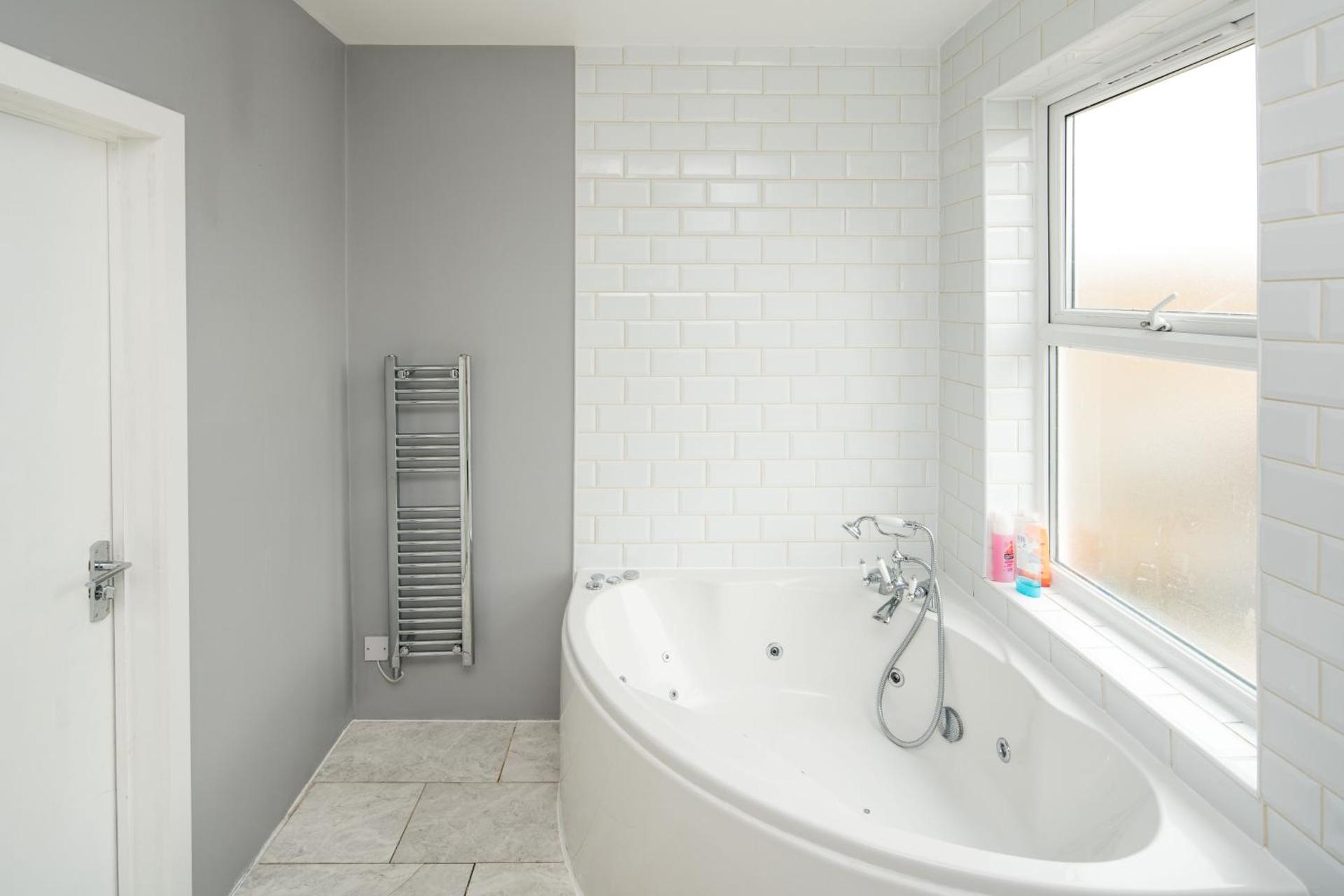 Spacious Studio for up to 4! Sofa bed