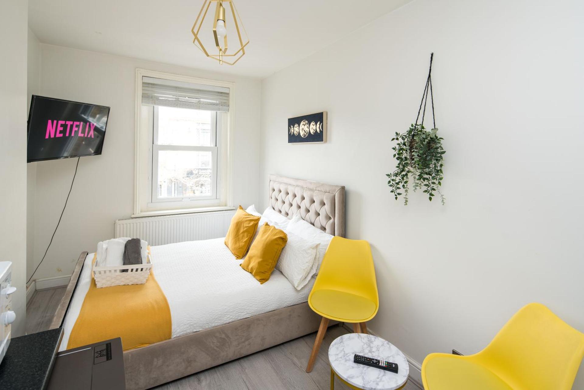 Spacious Studio for up to 4! Sofa bed