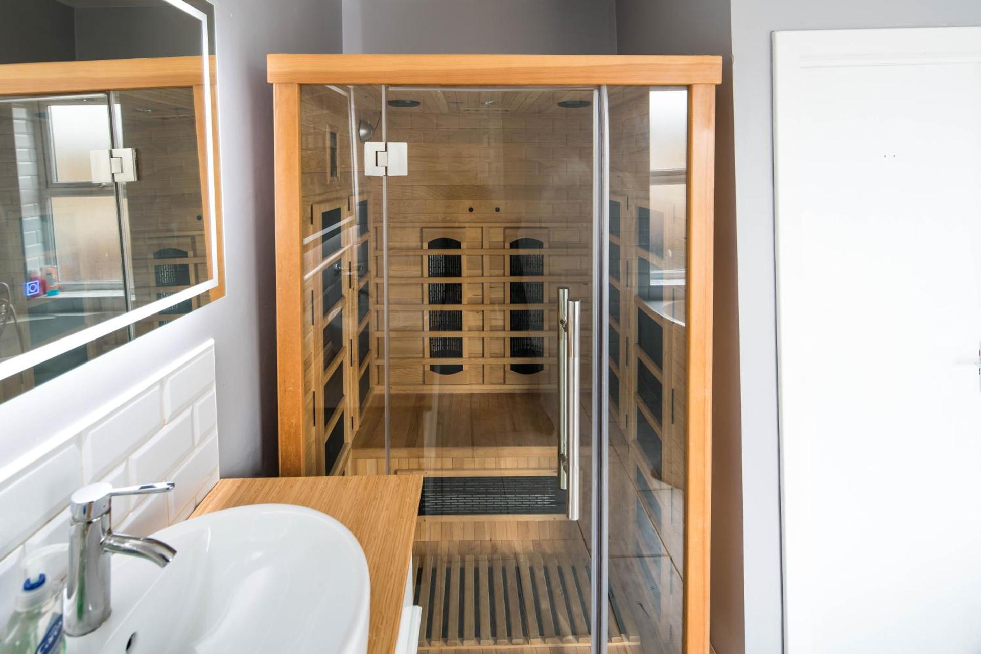 Spacious Studio for up to 4! Sofa bed