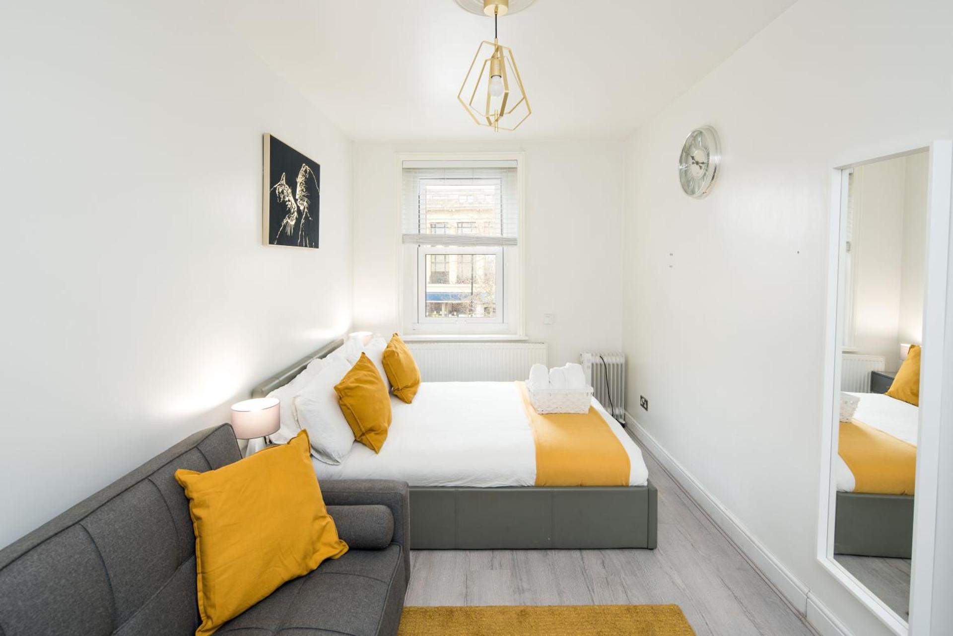 Spacious Studio for up to 4! Sofa bed