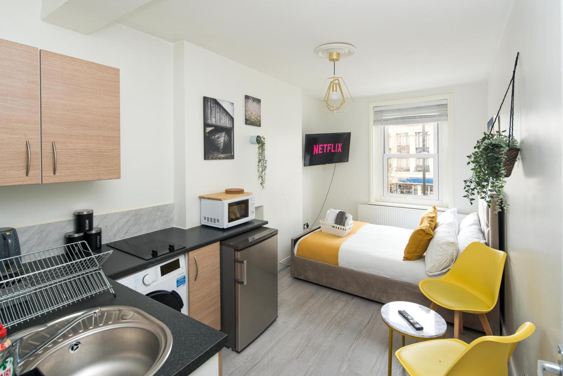 Spacious Studio for up to 4! Sofa bed