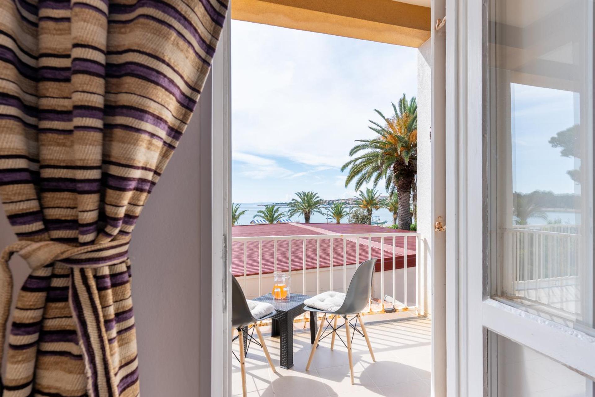 Bed in 4-Bed Mixed Dormitory Room with Balcony and Sea View