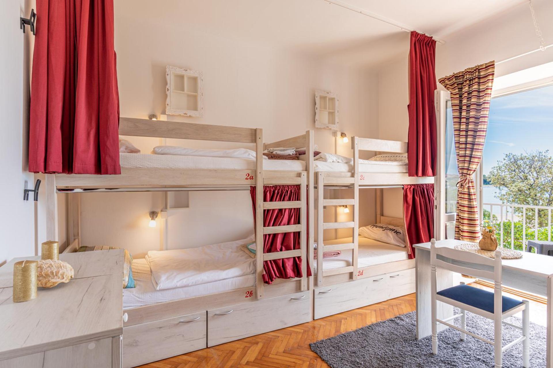 Bed in 6-Bed Mixed Dormitory Room with Balcony and Sea View