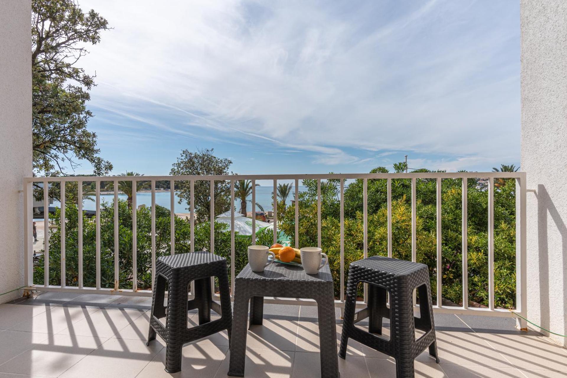 Bed in 6-Bed Mixed Dormitory Room with Balcony and Sea View