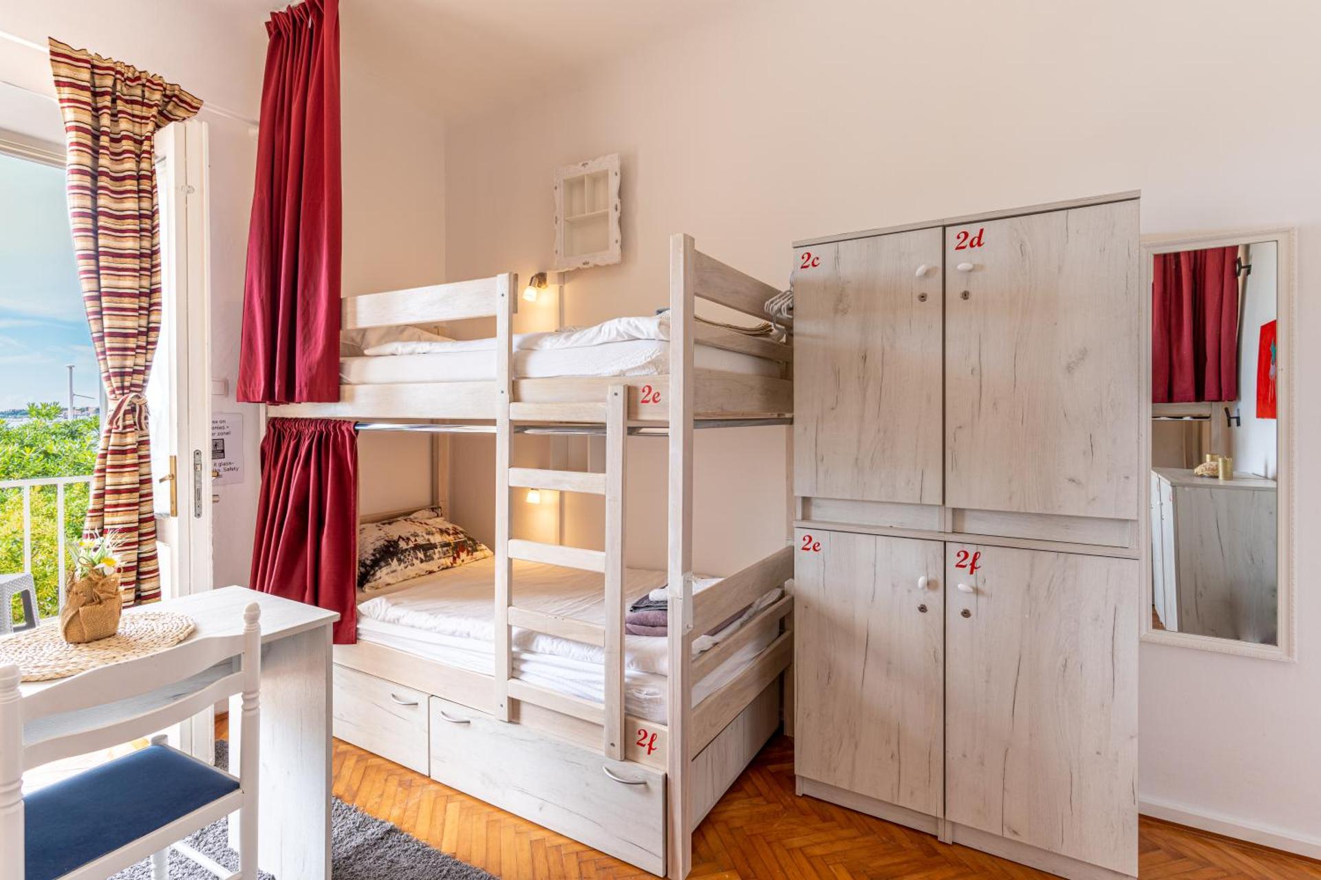 Bed in 6-Bed Mixed Dormitory Room with Balcony and Sea View