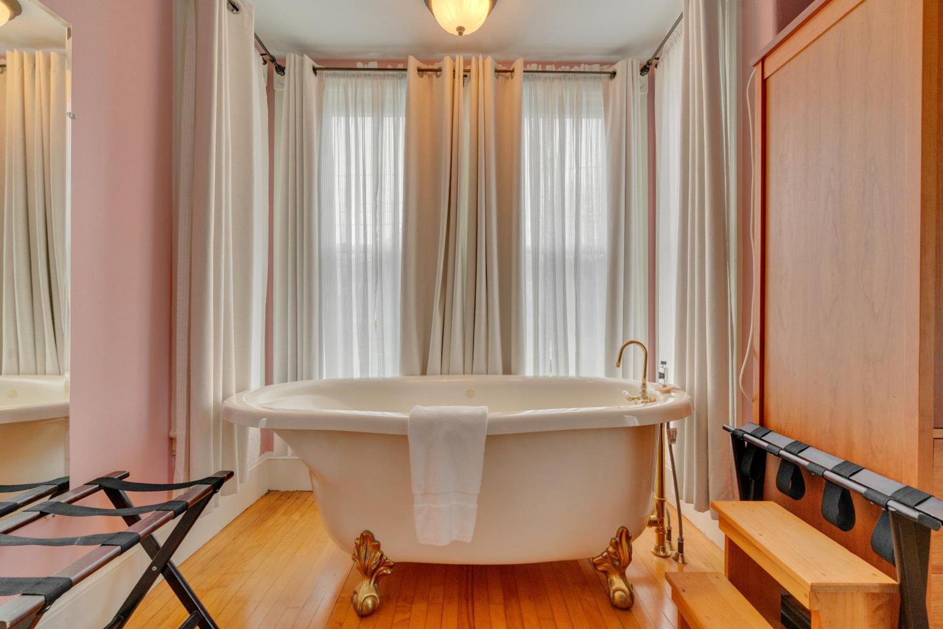 Queen Room with Spa Bath