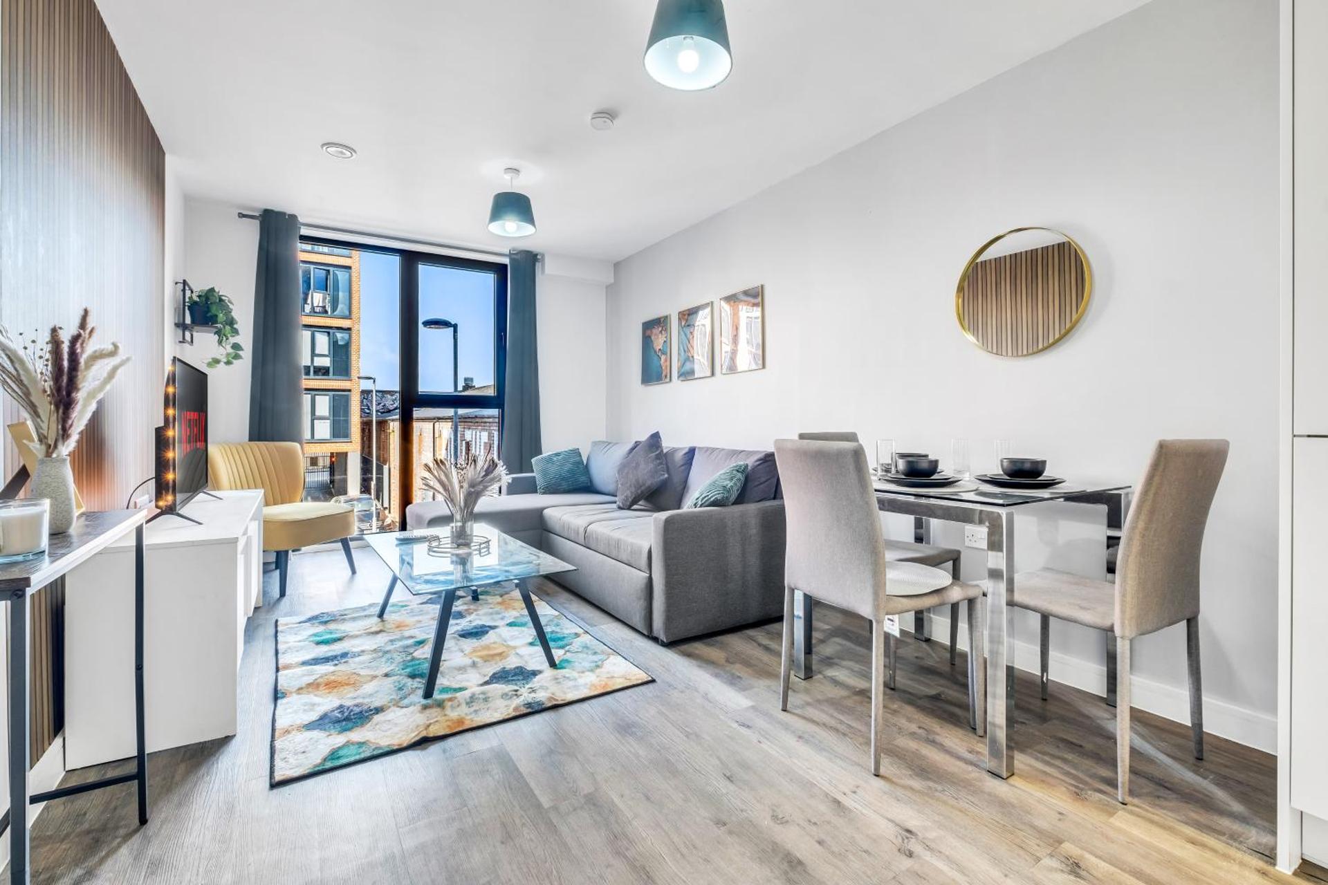 City Centre Emerald Escape - SLEEPS-6, 2BEDS & 2BATHS , NETFLIX , FREE INTERNET