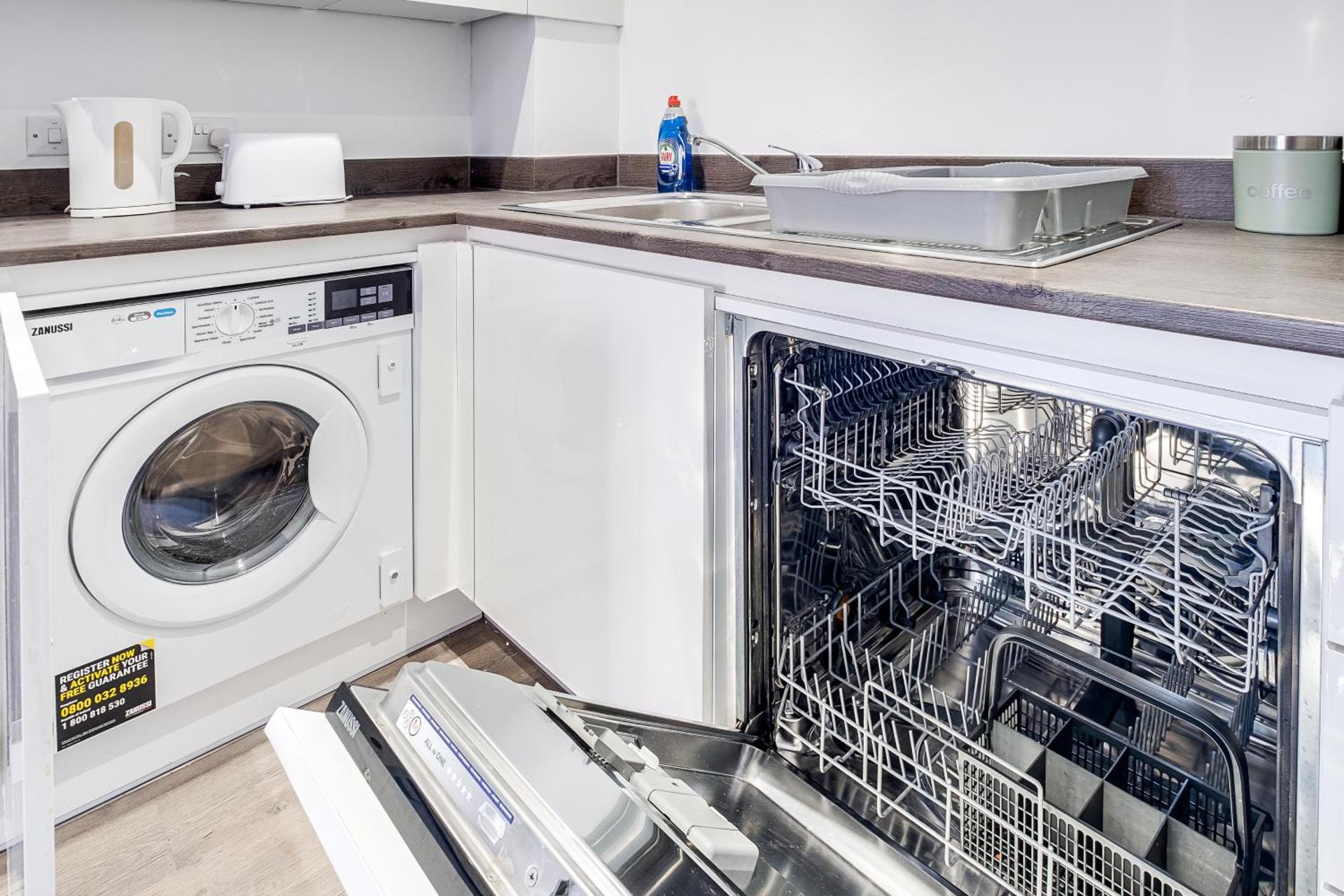 City Centre Emerald Escape - SLEEPS-6, 2BEDS & 2BATHS , NETFLIX , FREE INTERNET