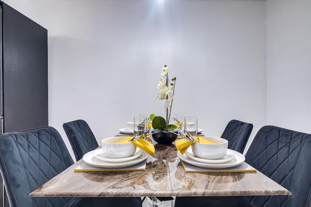 Stylish 3 bed in great location - BTA Homes Serviced Accommodation Wolverhampton