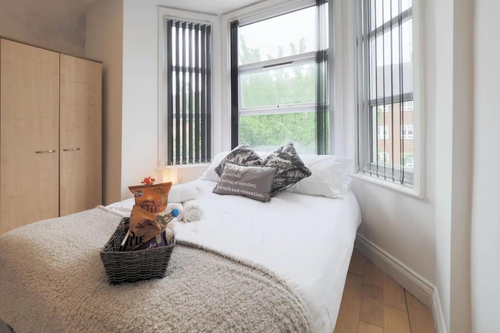 S3 Full Studio In Central Kilburn With Kitchen London Zone 2