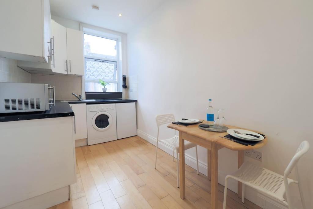 S3 Full Studio In Central Kilburn With Kitchen London Zone 2