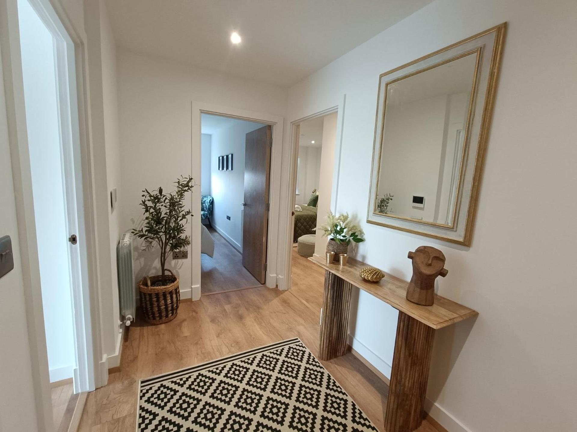 Snuggle Inn - Riverside Apartments - Views Over looking London River Thames, Close to O2 Arena, London Excel, London City Airport, Thames Clipper- River Boat Service, Woolwich Ferry, Onsite parking, TWIN ROOM OPTION available