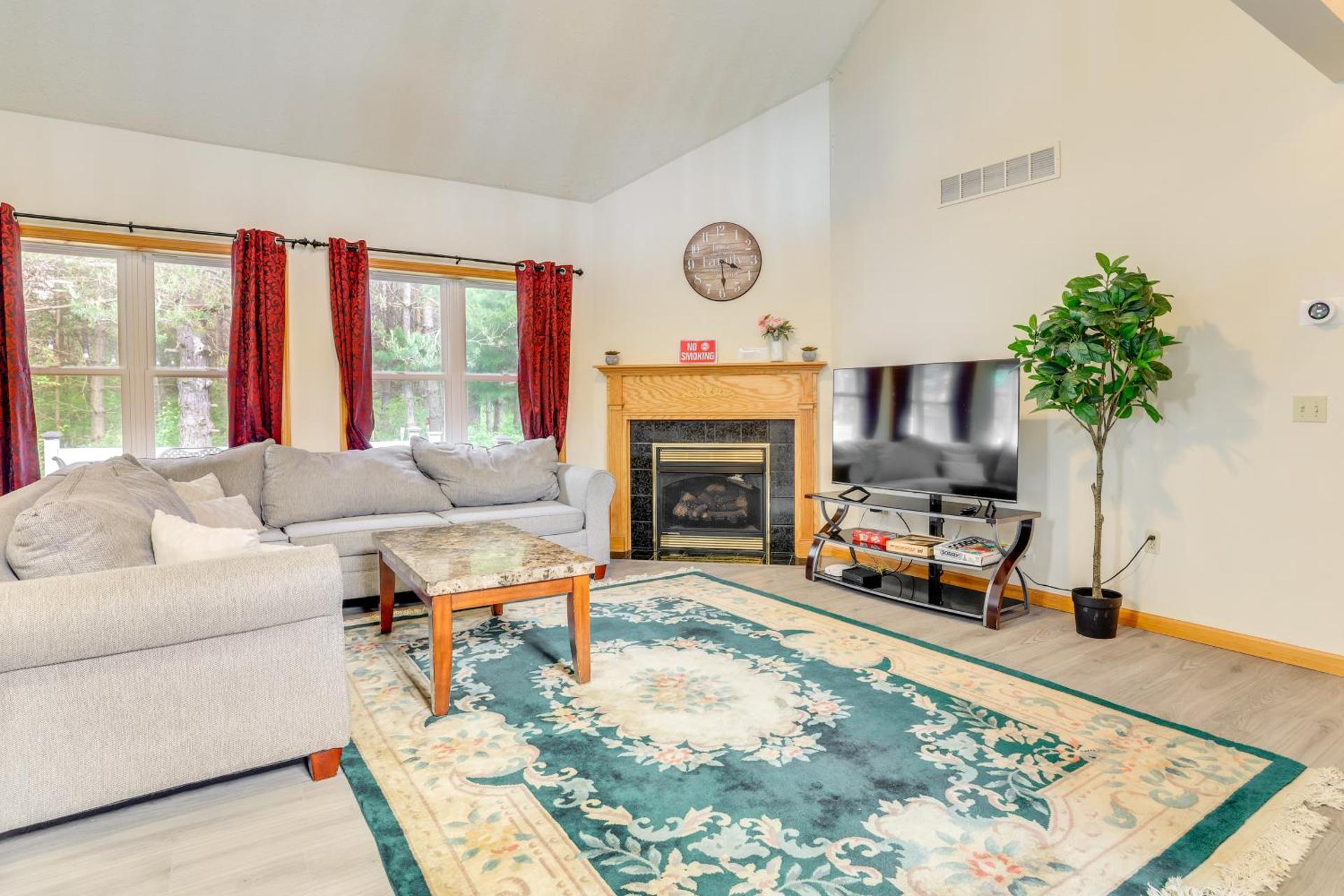 Game Room Poconos Family Home 13 Mi to Skiing!