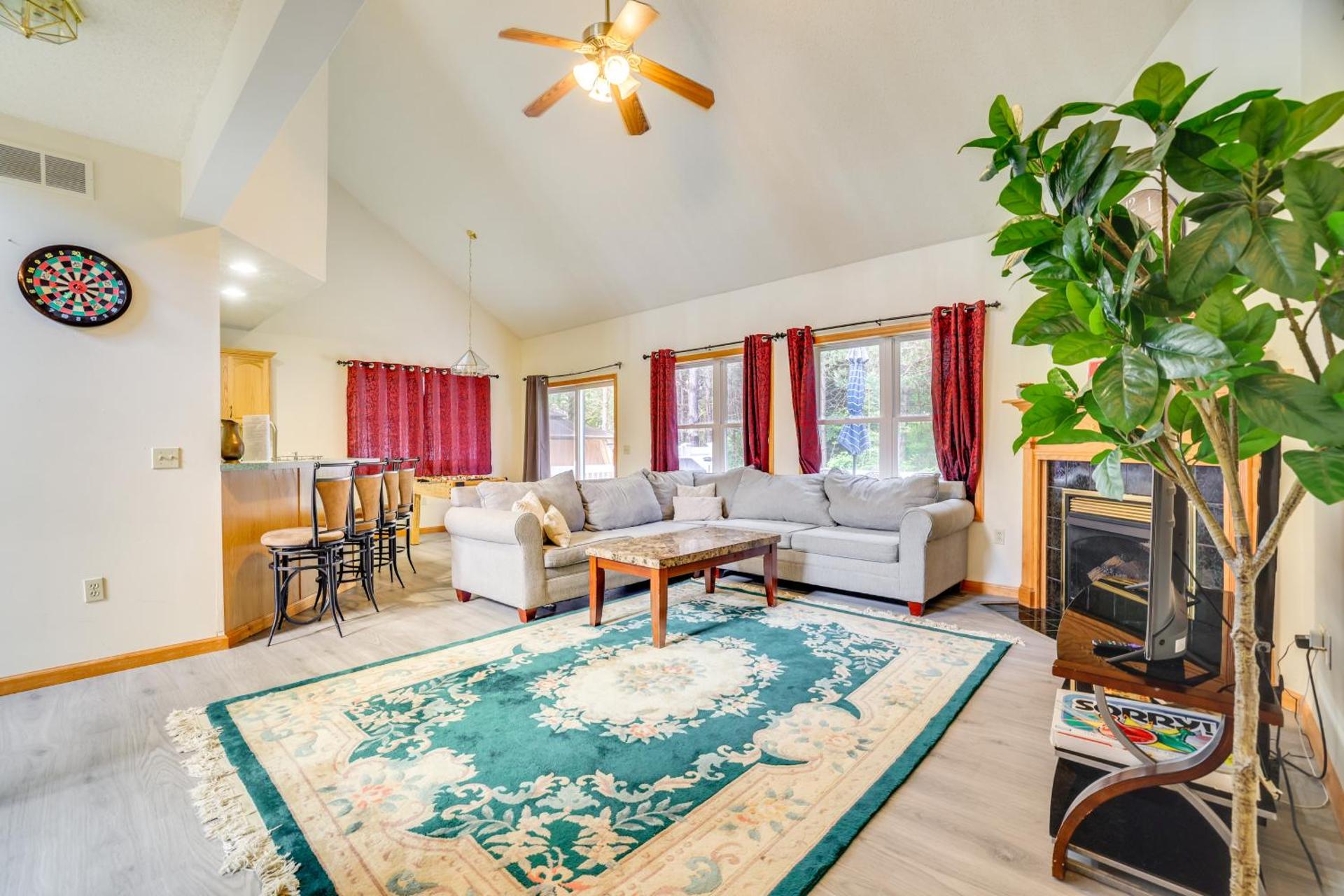 Game Room Poconos Family Home 13 Mi to Skiing!