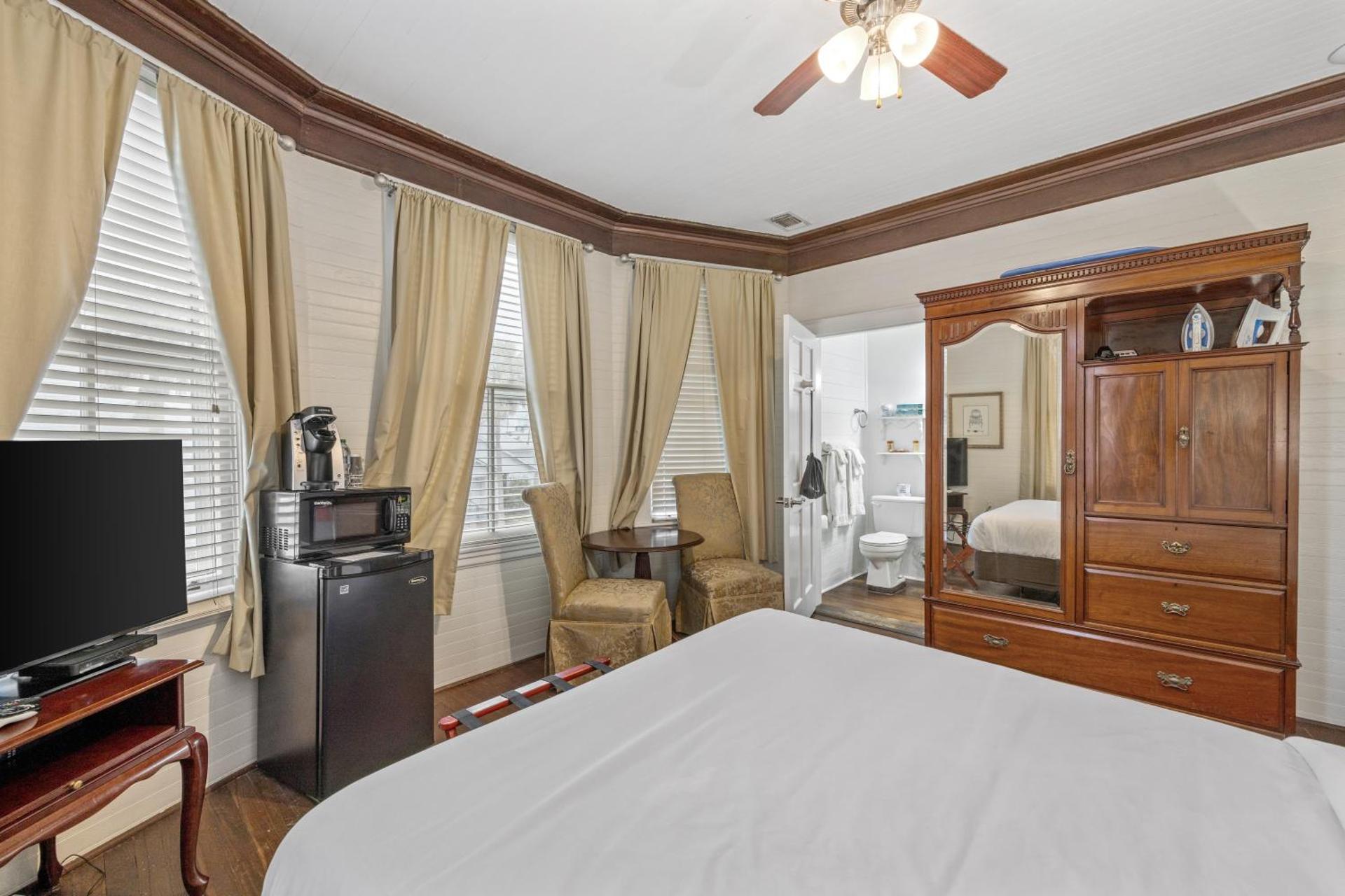 Queen Room - Non-Smoking