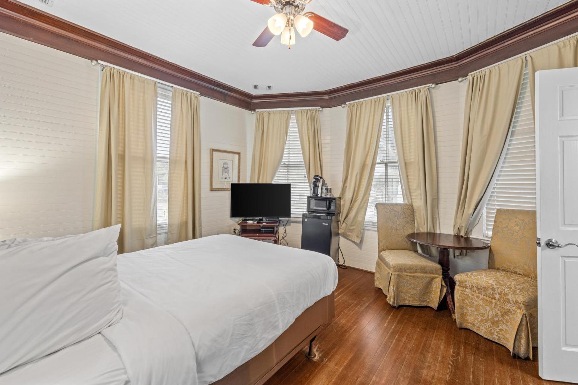 Queen Room - Non-Smoking