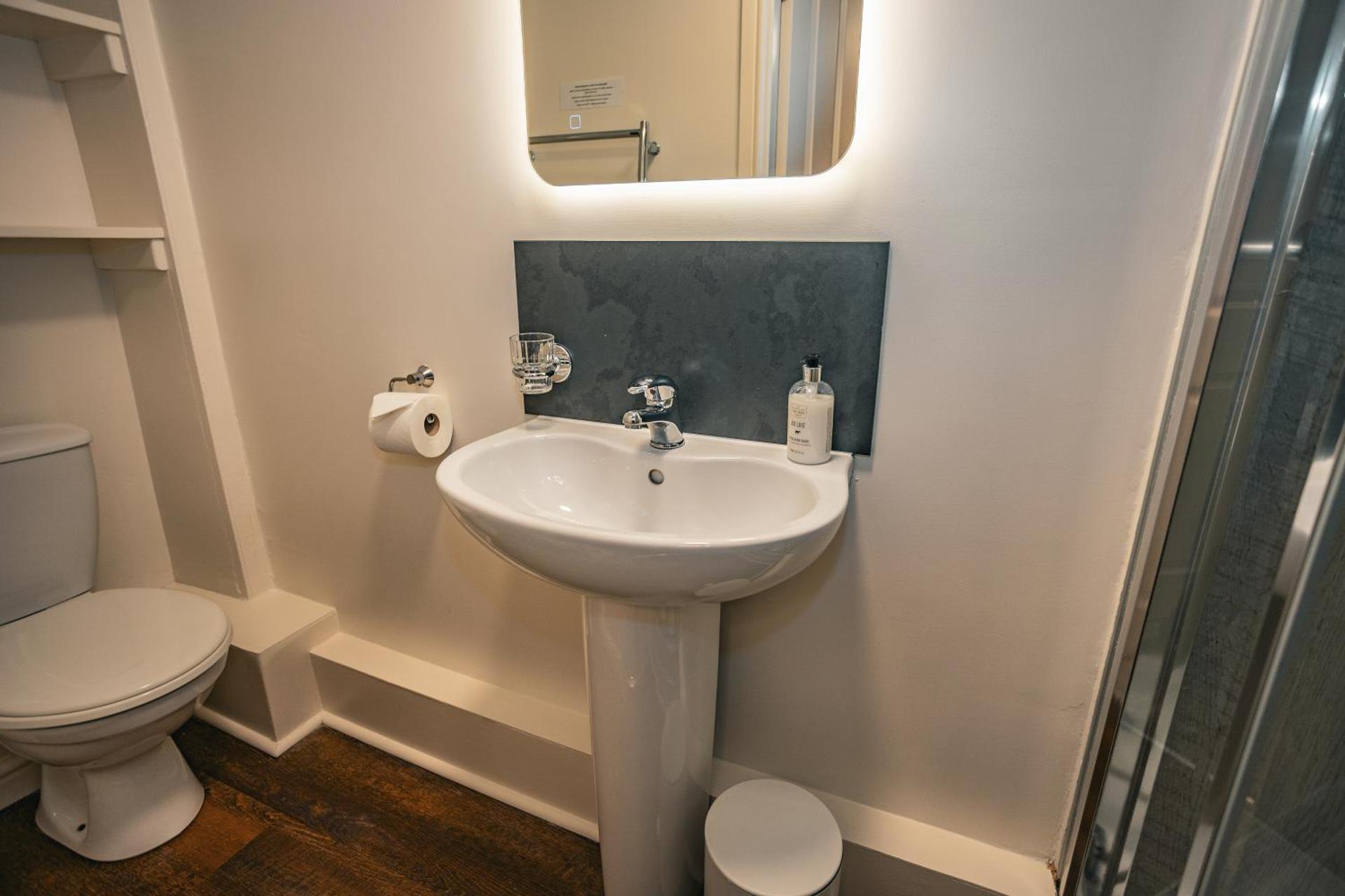 Rooms at the Apple Pie