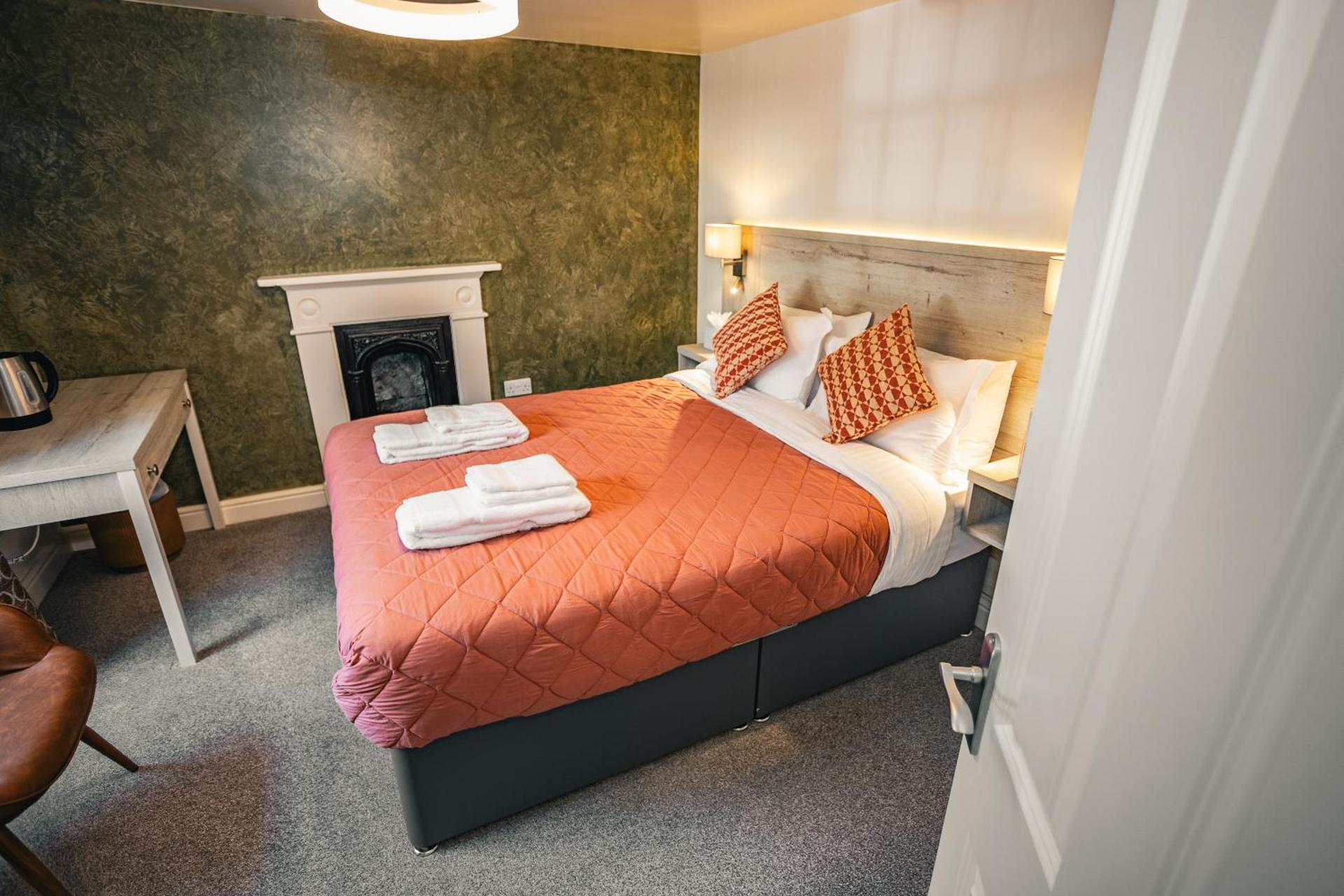 Rooms at the Apple Pie