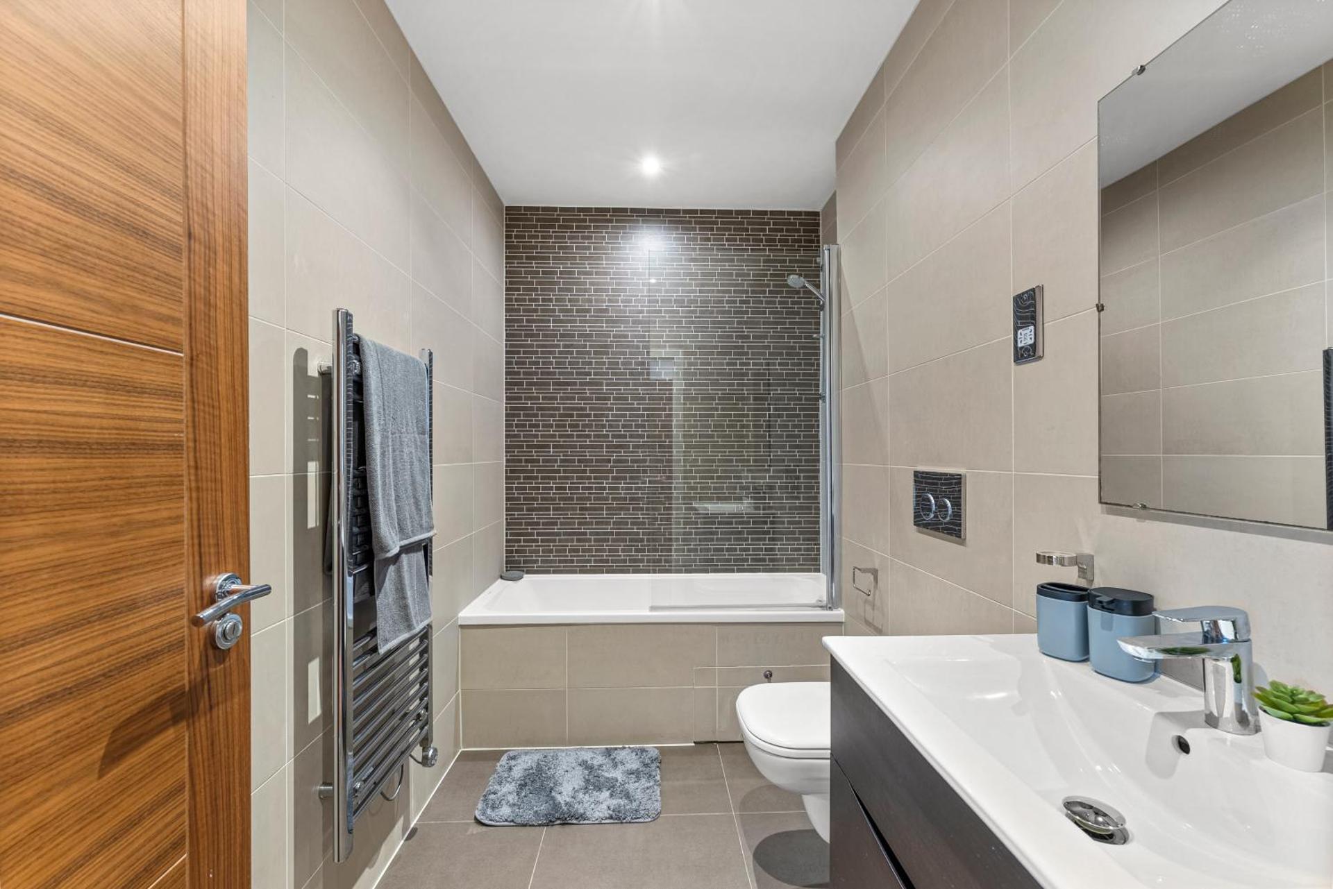 Designer Apartment in Central Lincoln - Sleeps 8