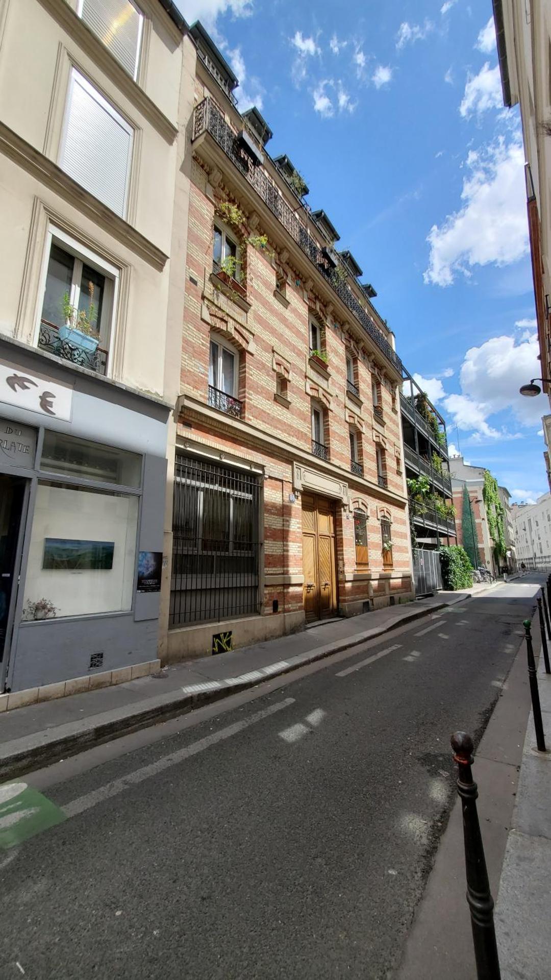 Une chambre à Paris 20eme avec un petit jardin