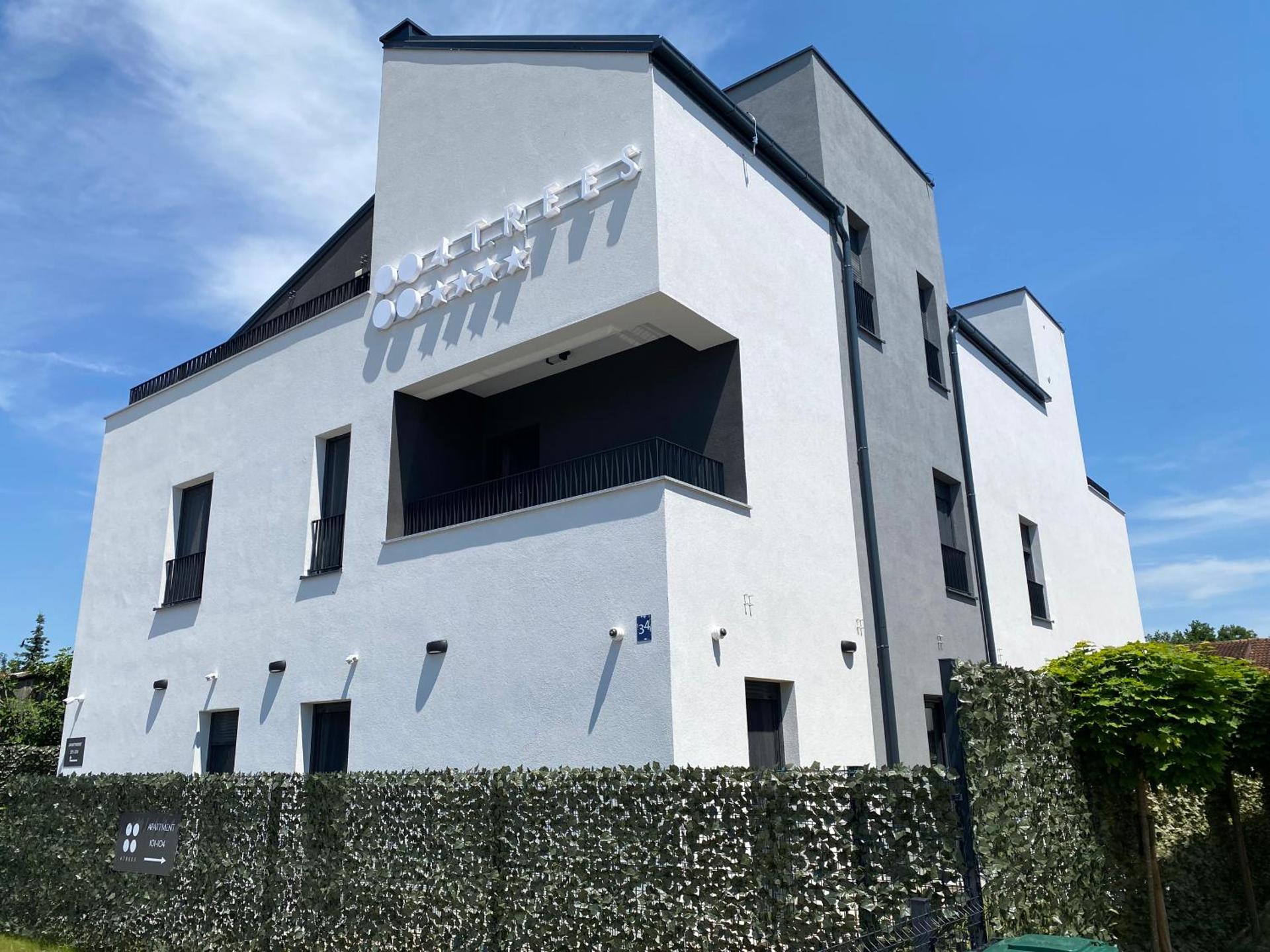 4TREES Airport Apartments and Rooms