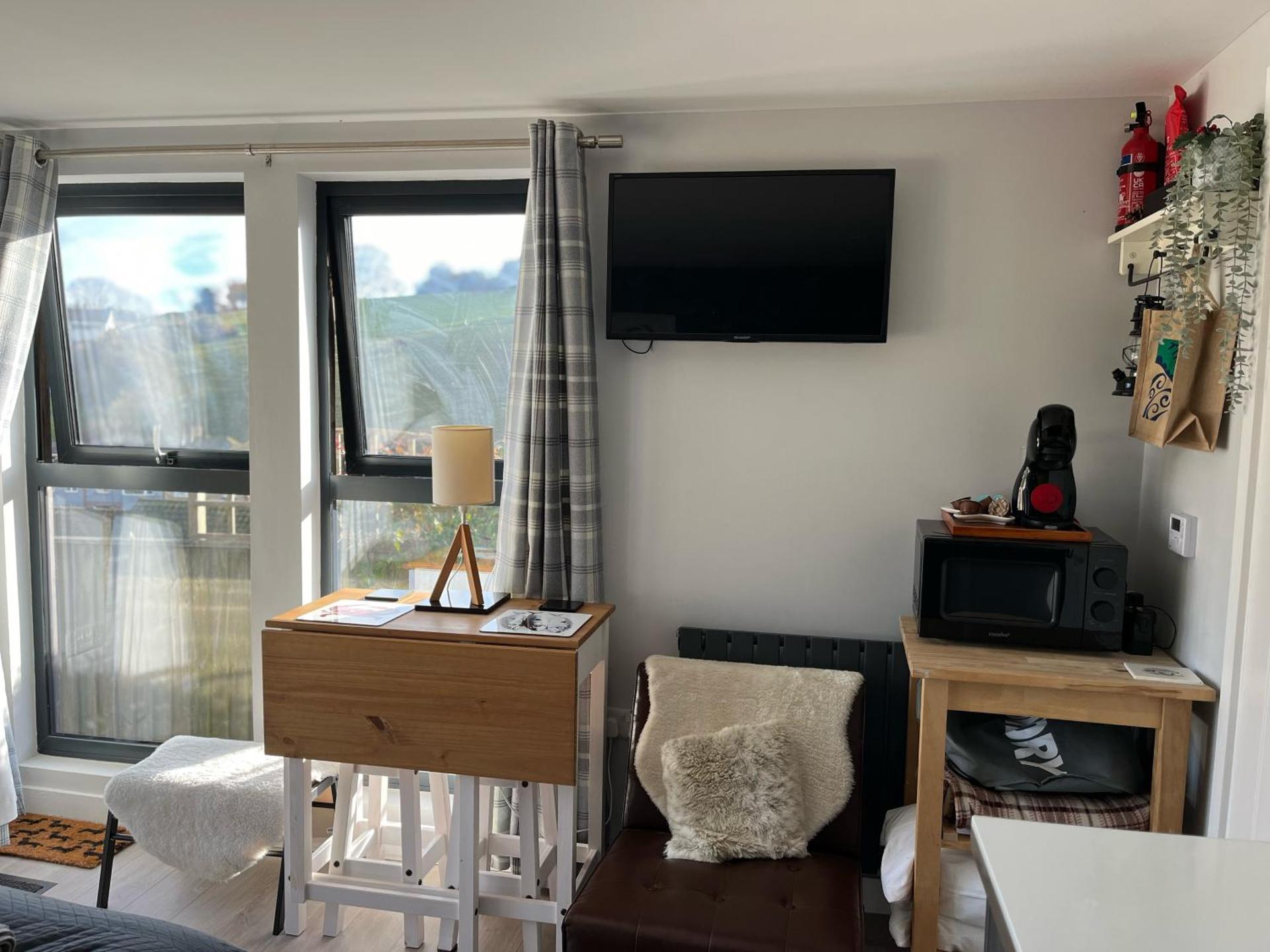 Escape Pod in Devon, 5 mins from beach + parking