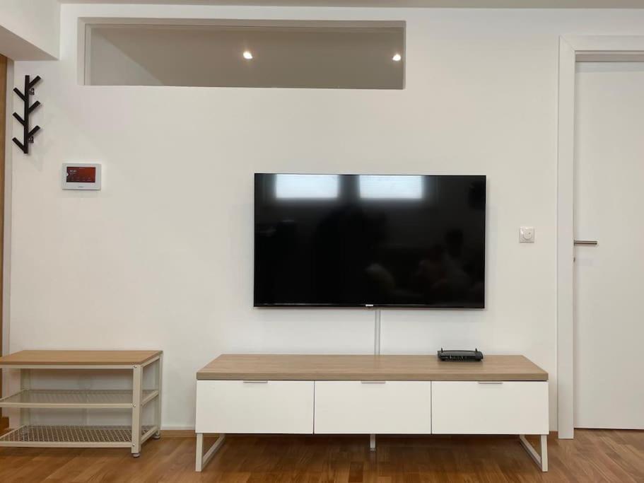 1,5-Zimmer, Top ausgestattet, 4 Pers, Souterrain, Self Check-in, Parkplatz, Netflix & Amazon Prime