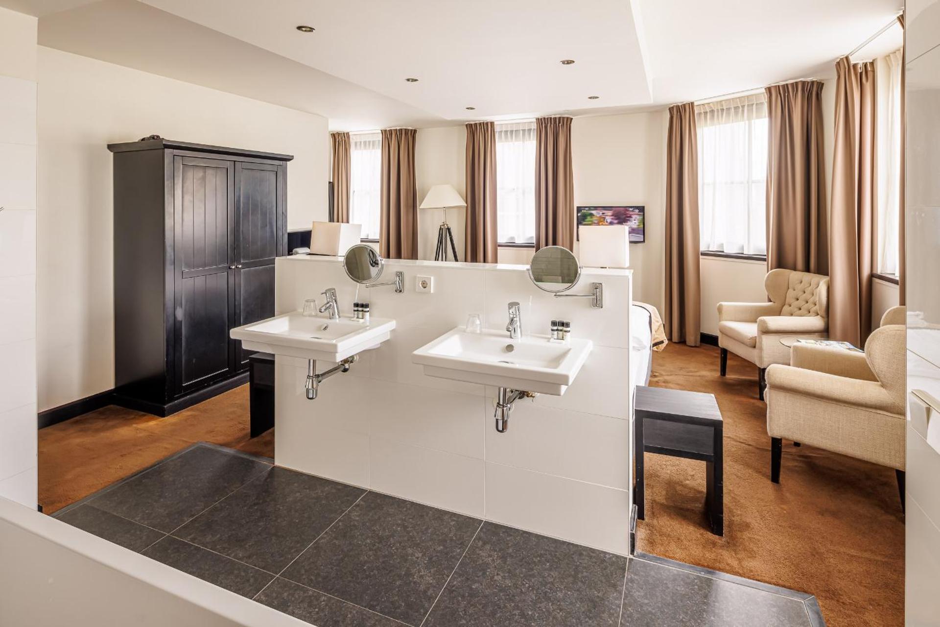 Communal lounge/ TV room