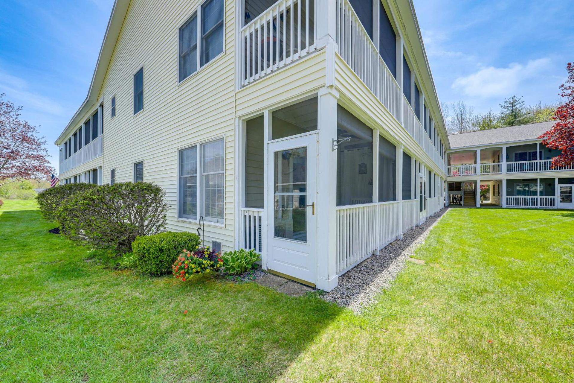 2 Mi to Drakes Island Beach Condo with Porch!