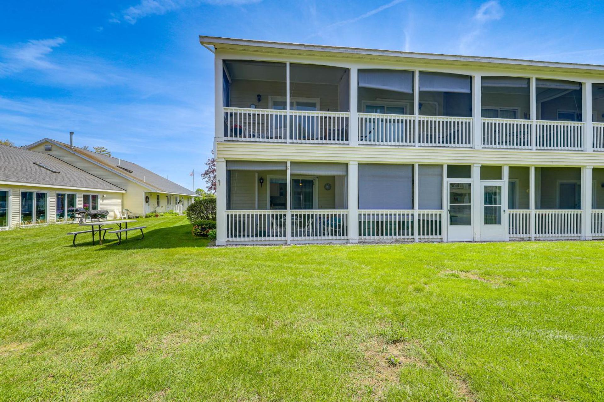 2 Mi to Drakes Island Beach Condo with Porch!