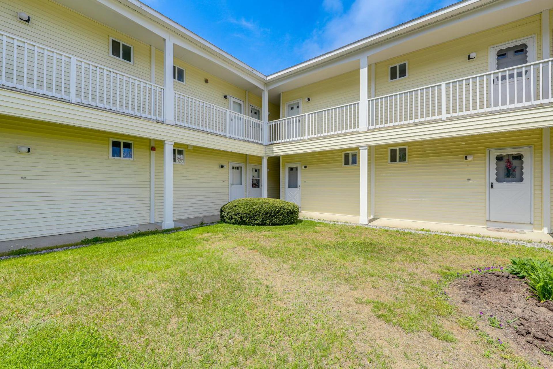 2 Mi to Drakes Island Beach Condo with Porch!