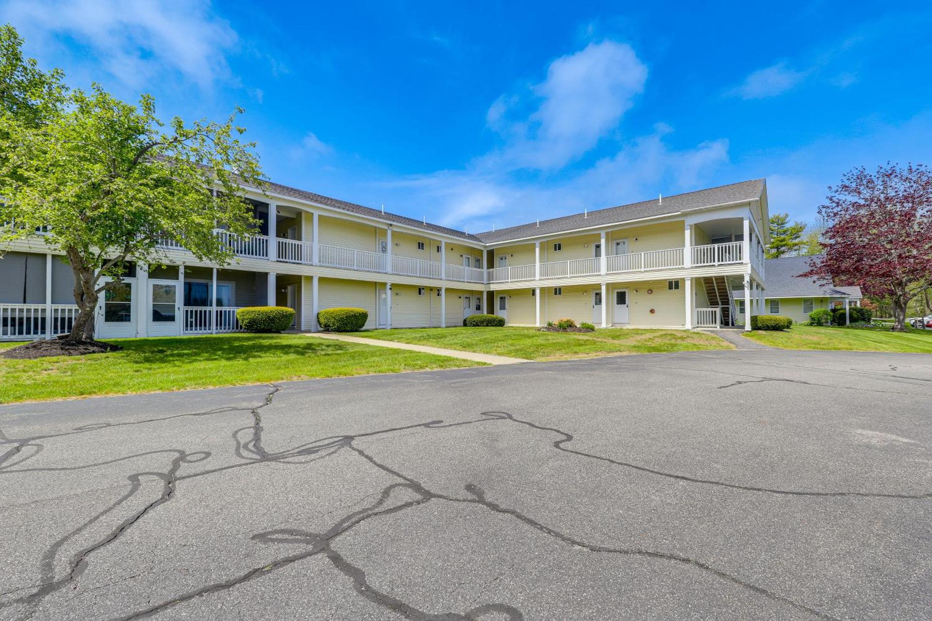 2 Mi to Drakes Island Beach Condo with Porch!