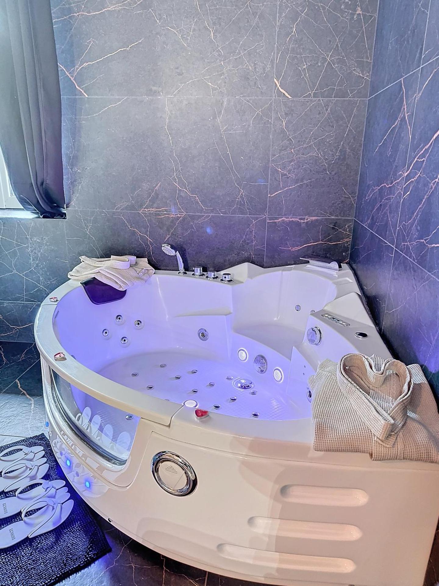 Love Room avec jacuzzi & lit King Size