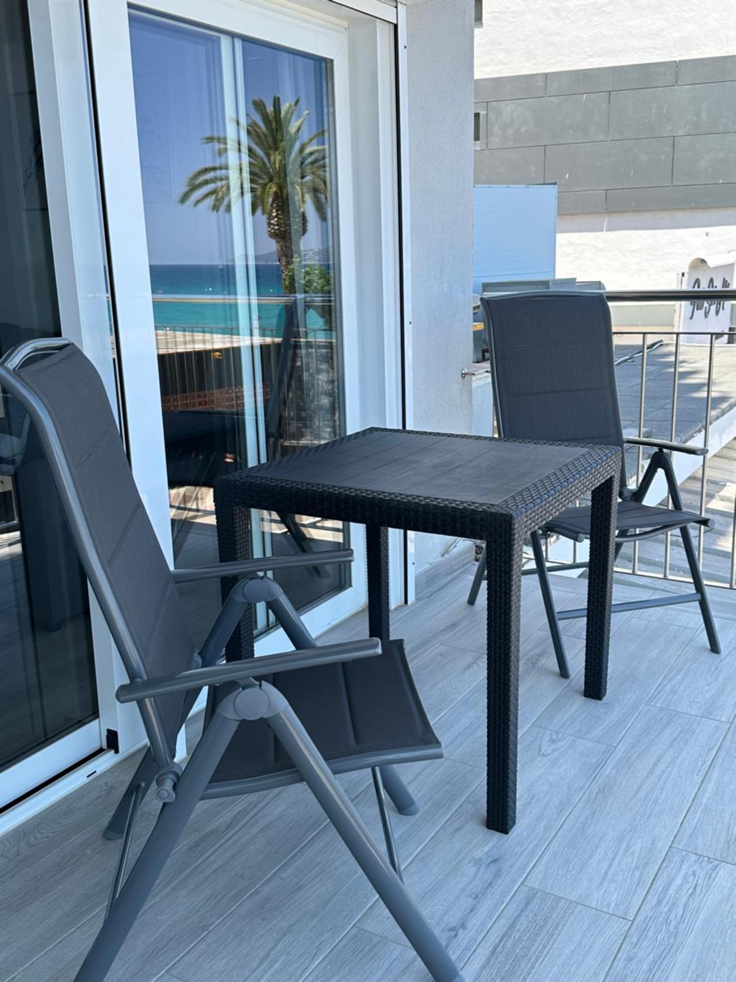 Estudio con Impresionantes Vistas al Mar