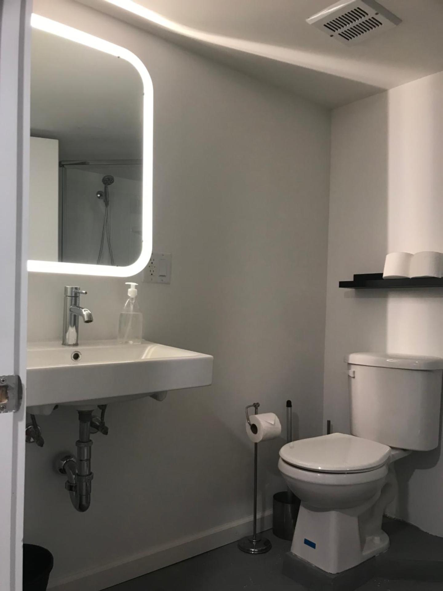 Modern GuestHouse Ironbound Newark with KITCHEN-FastTrainToNYC-OneStopToAirport