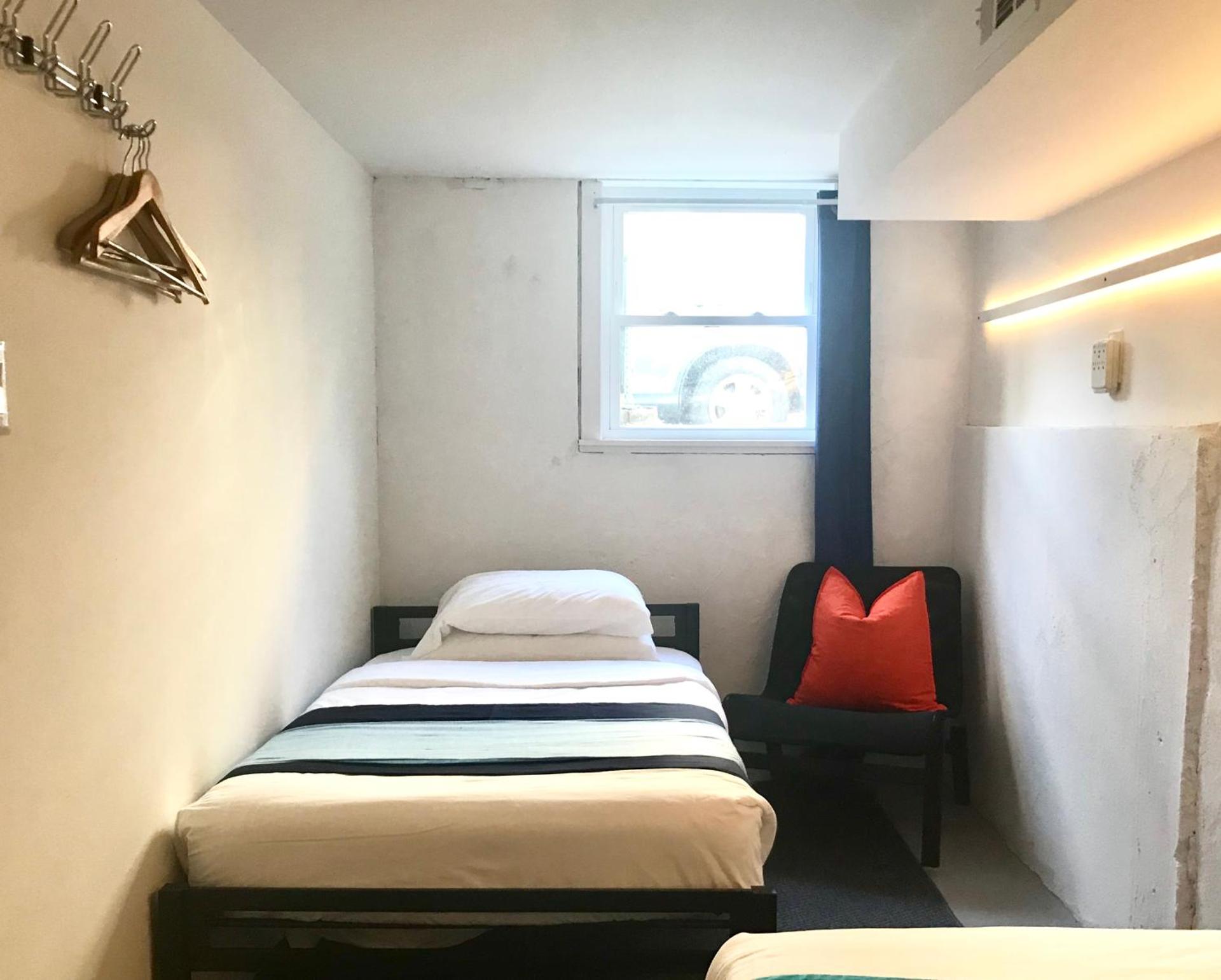 Modern GuestHouse Ironbound Newark with KITCHEN-FastTrainToNYC-OneStopToAirport