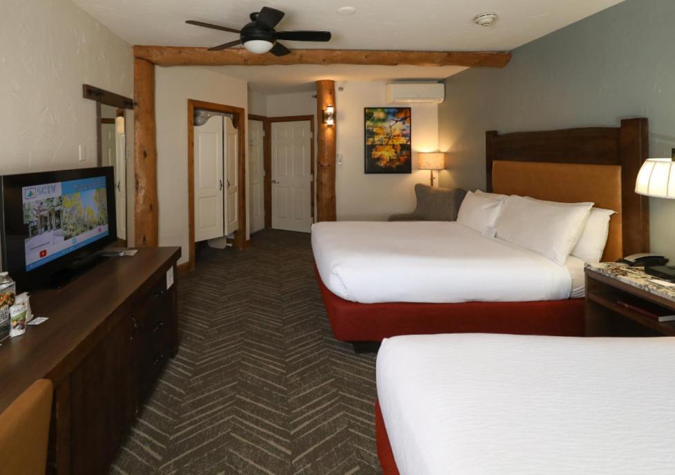 Queen Room with Two Queen Beds with Mountain View