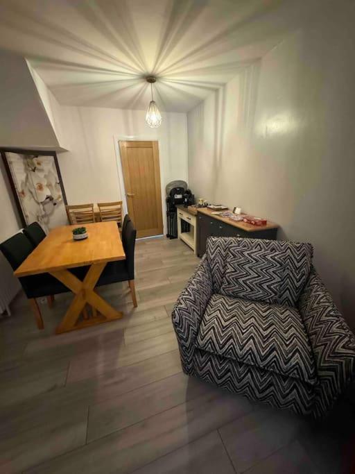 Quaint cottage close to Marina